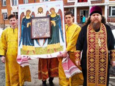 3 апреля протоиереем Борисом с монашествующими и церковным хором была обвезена вокруг города Верещагино икона Феодоровская